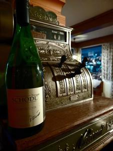 سونهوف في رادستادت: زجاجة من النبيذ موضوعة على طاولة