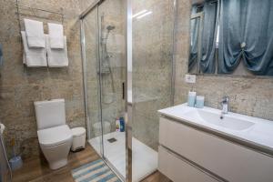 uma casa de banho com um chuveiro, um WC e um lavatório. em Orlando 85 Complex - Costa Adeje em Adeje