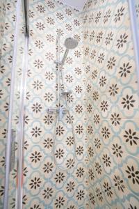 um chuveiro numa casa de banho com azulejos azuis e brancos em Orlando 85 Complex - Costa Adeje em Adeje