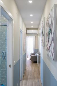 un pasillo que conduce a una sala de estar con pinturas en las paredes en Orlando 85 Complex - Costa Adeje, en Adeje