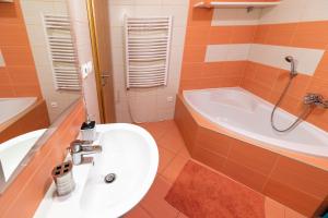 Et badeværelse på Rodinny apartmán Slnečnica + 23 billeder