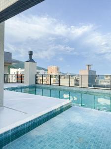 a swimming pool on the roof of a building at Sunny Flats in Bombas