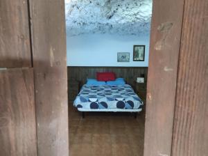un dormitorio con una cama en una habitación en Casa Cueva Manuel y María, en El Juncal