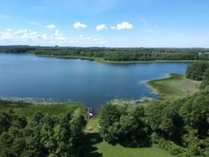 - une vue aérienne sur un grand lac arboré dans l'établissement Agroturystyka Kalwiszki, à Sejny