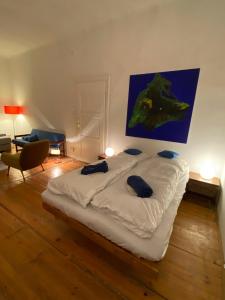 1 dormitorio con 1 cama blanca y 2 almohadas en Schloss Hollenburg Aparte Apartments, en Krems an der Donau