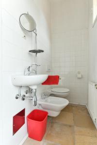 biała łazienka z umywalką i toaletą w obiekcie Schloss Hollenburg Aparte Apartments w mieście Krems an der Donau