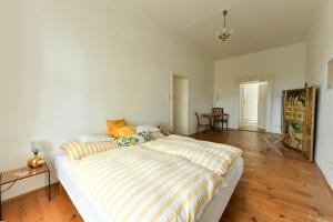 1 dormitorio con 1 cama y suelo de madera en Schloss Hollenburg Aparte Apartments en Krems an der Donau