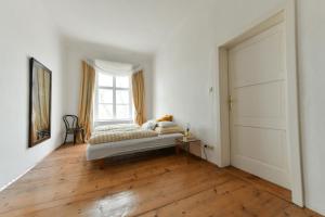 a bedroom with a bed and a window at Schloss Hollenburg Aparte Apartments in Krems an der Donau