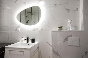 Kúpeľňa v ubytovaní Appartement Les Jardins de Jules Verne - Côté Jardin + 9 fotografií