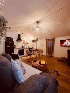 La GuérinièreにあるLa Parenthèseのソファとテーブルのあるリビングルーム