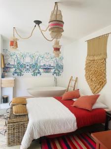 a bedroom with a bed and a bath tub at Villa Victorine in Nogent-sur-Marne