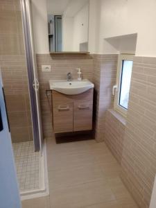 uma casa de banho com um lavatório e um espelho em Casa vacanza Contry House Romantic em Grammichele