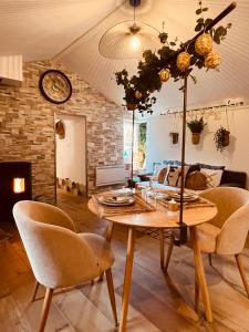 La GuérinièreにあるLa Parenthèseのテーブルと椅子のあるダイニングルーム