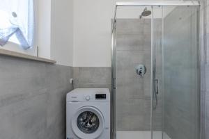 カステルヌオーヴォ・デル・ガルダにあるWhite Angelのシャワー付きのバスルームにある洗濯機