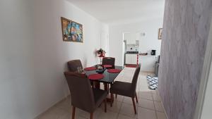uma sala de jantar com mesa e cadeiras em Apartamento em Pimenteiras em Teresópolis