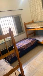 Cette chambre comprend 2 lits superposés et une fenêtre. dans l'établissement Recanto Caiçara, à Solemar