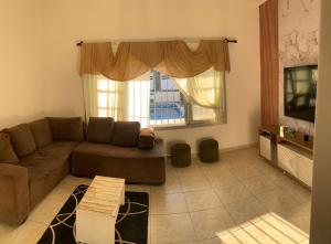 - un salon avec un canapé et une fenêtre dans l'établissement Recanto Caiçara, à Solemar