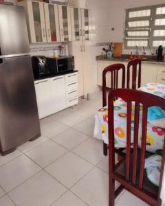 Solemar的住宿－Recanto Caiçara，厨房配有冰箱和桌椅
