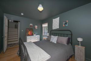ein Schlafzimmer mit einem großen Bett mit blauen Wänden in der Unterkunft SuperHost PLUS ~ Designer Inspired Boynton Bungalow in Cleveland Heights