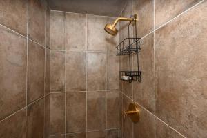 ein Bad mit einer Dusche mit einem Duschkopf in der Unterkunft SuperHost PLUS ~ Designer Inspired Boynton Bungalow in Cleveland Heights