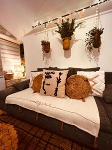 1 cama en una habitación con plantas en la pared en La Parenthèse, en La Guérinière