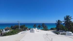 uma vista para o oceano a partir do telhado de uma casa em Apartamento Los Blancos, a dos Minutos de los Patos Barahona em Enriquillo