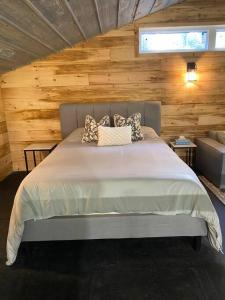 A bed or beds in a room at Brand new, private oasis on 18 acres in Erin