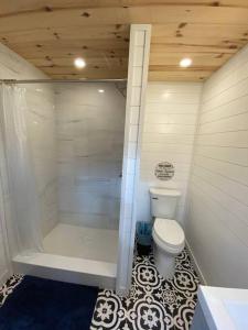 A bathroom at Brand new, private oasis on 18 acres in Erin