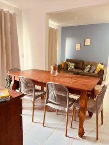 sala de estar con mesa de madera y sofá en Home Austria-RN, en Parnamirim