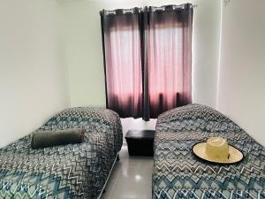 1 dormitorio con 1 cama y 1 silla con sombrero en Home Austria-RN, en Parnamirim