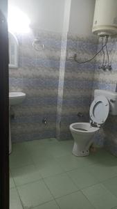een badkamer met een toilet en een wastafel bij Zaranka Camps in Hisār