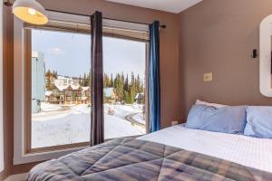 Ein Bett oder Betten in einem Zimmer der Unterkunft The Ridge Ski-In Ski-Out Condo with Free Parking
