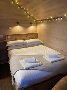 Postel nebo postele na pokoji v ubytování Craster Coastal Cabins