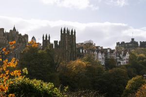 Blick auf eine Stadt mit Gebäuden und Bäumen in der Unterkunft Sonder Royal Garden in Edinburgh