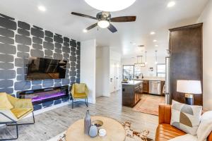 ein Wohnzimmer mit Couch und Tisch in der Unterkunft Flagstaff Townhome Near Downtown with Mountain Views in Flagstaff