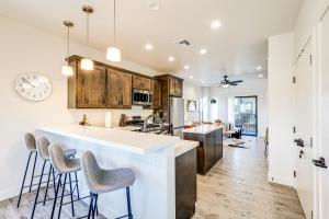 eine Küche mit einer Bar mit Hockern und einer Arbeitsplatte in der Unterkunft Flagstaff Townhome Near Downtown with Mountain Views in Flagstaff