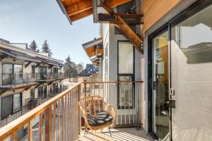ein Balkon mit einem Stuhl und Fenstern an einem Gebäude in der Unterkunft Flagstaff Townhome Near Downtown with Mountain Views in Flagstaff