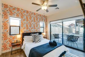 ein Schlafzimmer mit einem Bett und einem Balkon in der Unterkunft Flagstaff Townhome Near Downtown with Mountain Views in Flagstaff