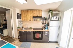 Virtuvė arba virtuvėlė apgyvendinimo įstaigoje Grand Appart Honfleur Parking Terrasse Netflix