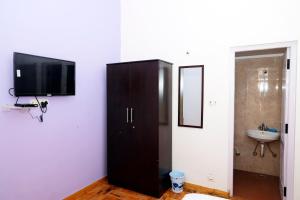 uma casa de banho com um armário preto e um lavatório em Seven Endue Elite em Ooty