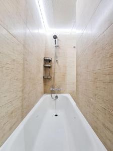 y baño con bañera y ducha. en Apartamento Olímpico en Murcia en Murcia