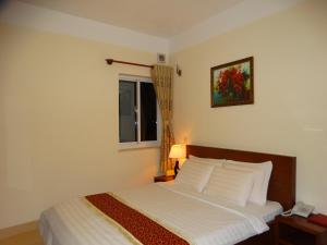 Postel nebo postele na pokoji v ubytování Hoa Vinh Hotel