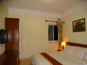 Postel nebo postele na pokoji v ubytování Hoa Vinh Hotel