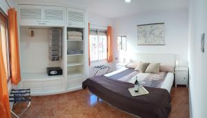 Un dormitorio con una cama y una mesa. en JL Ciudad de las Artes en Valencia