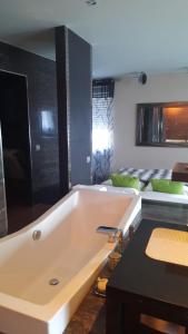 Ένα ή περισσότερα κρεβάτια σε δωμάτιο στο Modern Art Apartment im Zentrum Weiden