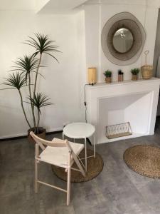 Cette chambre comprend une table, une chaise et une cheminée. dans l'établissement Appartement T1 cosy neuf, à Toulon