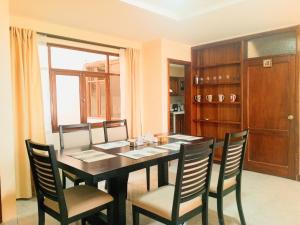 comedor con mesa de madera y sillas en North Family View n Wide en Cuenca