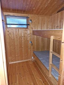 drewniany domek z łóżkiem piętrowym w obiekcie Lem Cabins w mieście Sogndal