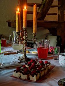 una mesa con un pastel con fresas encima en Siedlisko pod dębem Kalnik en Kalnik