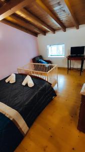um quarto com uma cama com duas toalhas em Casa Lopes no Alpalhão